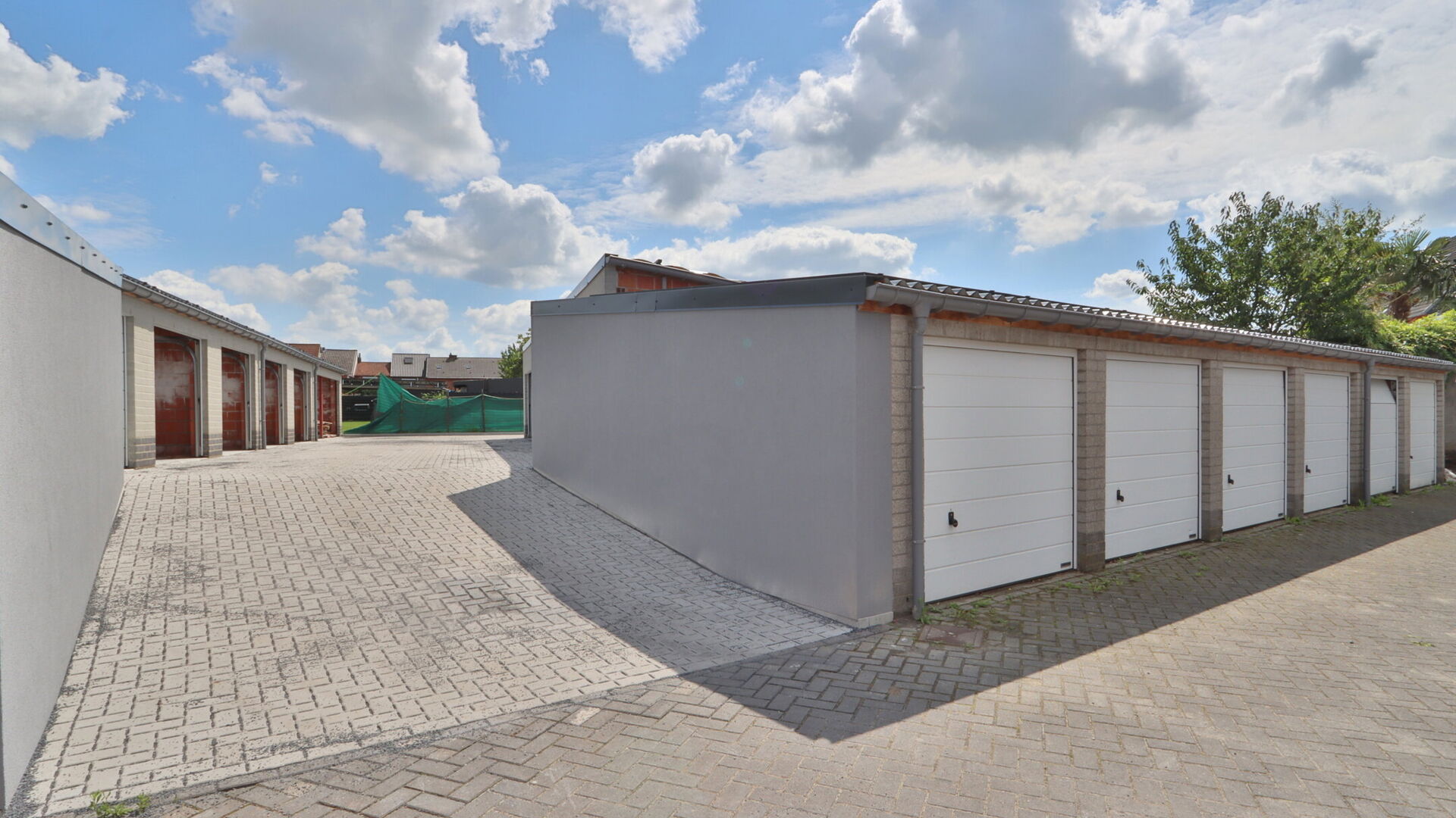 Garagebox (13,90m²) met elektrisch oplaadpunt te huur, gelegen te Klapperstraat 22 te Beveren.<br/>De garagebox is te huur aan 100 euro per maand met een gemeenschappelijke kost van 10 euro per maand.<br/>Aarzel niet ons te contacteren voor meer informatie op he