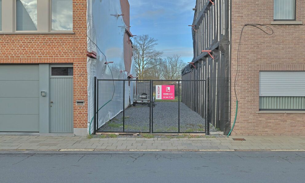 Op zoek naar een bouwgrond voor gesloten bebouwing zonder bouwverplichting in het centrum Beveren? 

Dan is dit perceel van 270 m&sup2; aan de Bijlstraat Uw kans. Dit perceel is vlakbij de Sportzone, vlakbij Hof ter Welle, vlakbij het centrum en vlakbij de N7