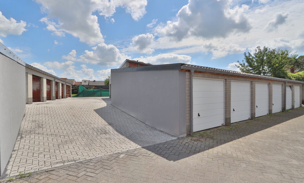 Garagebox (13,90m²) met elektrisch oplaadpunt te huur, gelegen te Klapperstraat 22 te Beveren.
De garagebox is te huur aan 100 euro per maand met een gemeenschappelijke kost van 10 euro per maand.
Aarzel niet ons te contacteren voor meer informatie op he