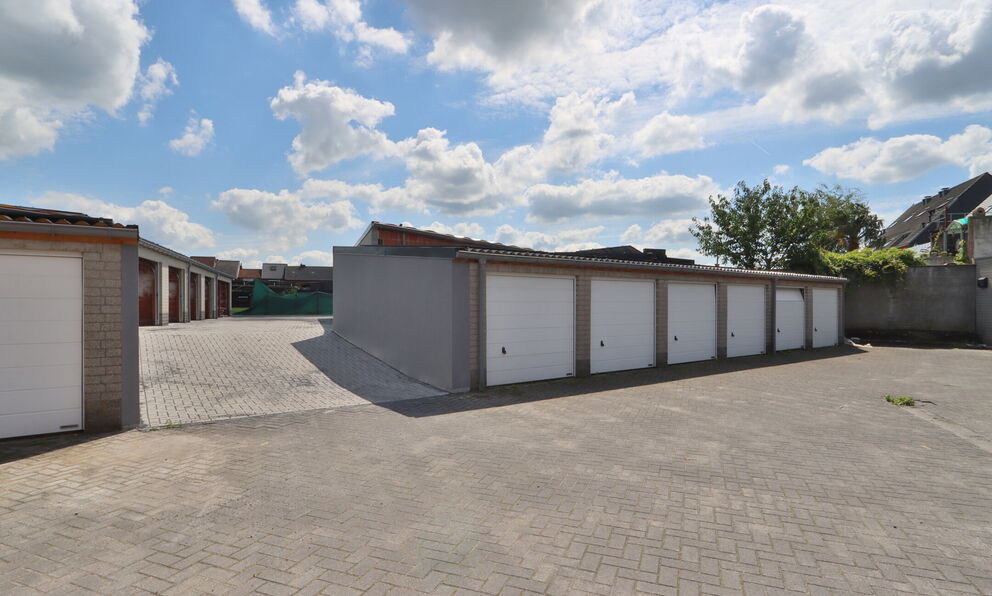 Garagebox (13,90m²) met elektrisch oplaadpunt te huur, gelegen te Klapperstraat 22 te Beveren.
De garagebox is te huur aan 100 euro per maand met een gemeenschappelijke kost van 10 euro per maand.
Aarzel niet ons te contacteren voor meer informatie op he