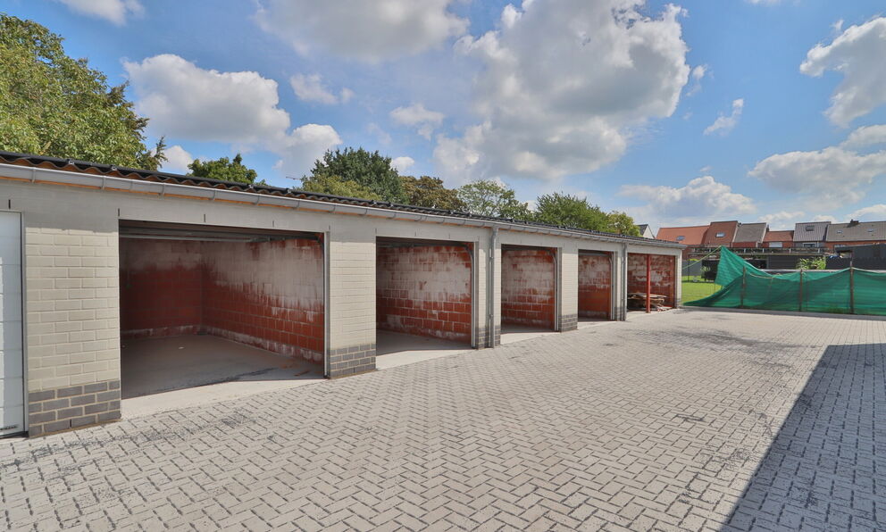 Garagebox (13,90m²) met elektrisch oplaadpunt te huur, gelegen te Klapperstraat 22 te Beveren.
De garagebox is te huur aan 100 euro per maand met een gemeenschappelijke kost van 10 euro per maand.
Aarzel niet ons te contacteren voor meer informatie op he