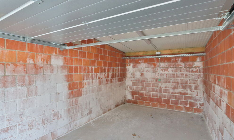 Garagebox (13,90m²) met elektrisch oplaadpunt te huur, gelegen te Klapperstraat 22 te Beveren.
De garagebox is te huur aan 100 euro per maand met een gemeenschappelijke kost van 10 euro per maand.
Aarzel niet ons te contacteren voor meer informatie op he