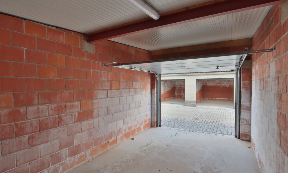 Garagebox (13,90m²) met elektrisch oplaadpunt te huur, gelegen te Klapperstraat 22 te Beveren.
De garagebox is te huur aan 100 euro per maand met een gemeenschappelijke kost van 10 euro per maand.
Aarzel niet ons te contacteren voor meer informatie op he